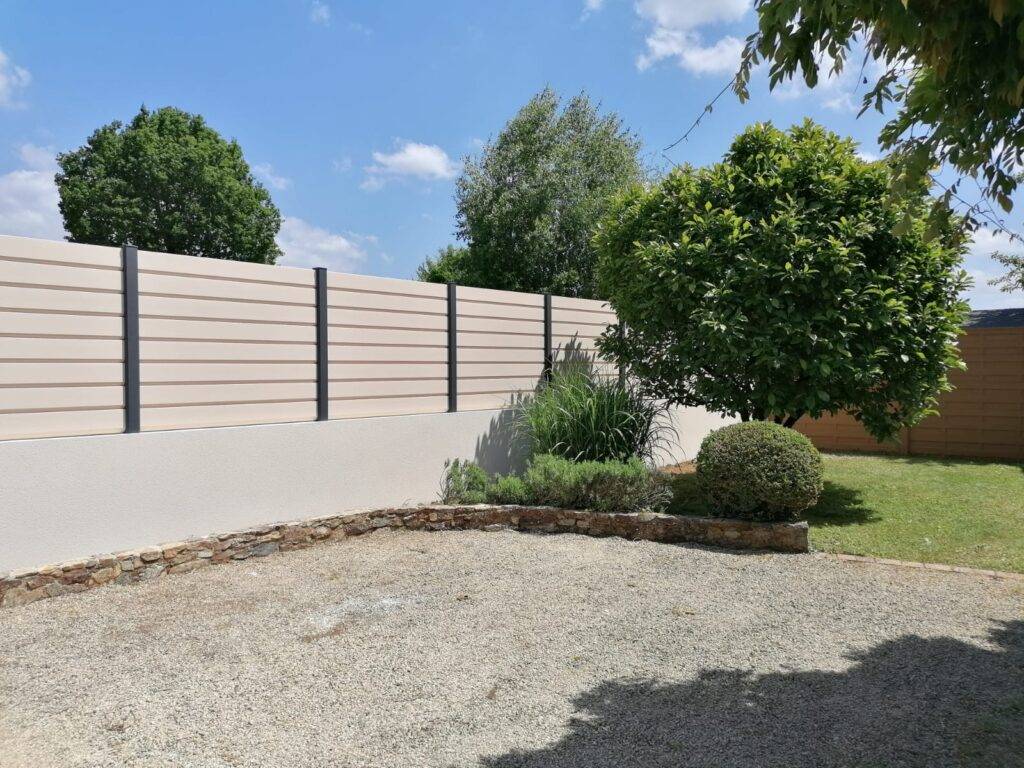 Réalisation renfort tête de mur, enduit muret, installation clôture PVC lames BV beige et poteaux PVC plaxé Gris anthracite