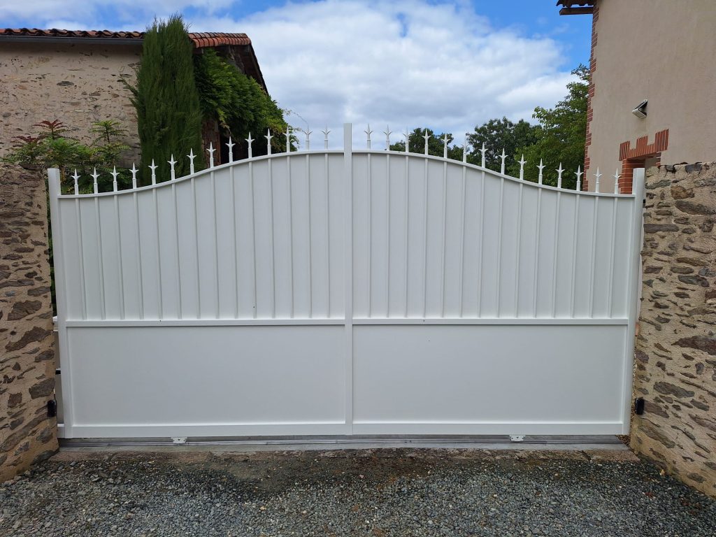 Portail Inox coulissant soubassement et partie haute pleine