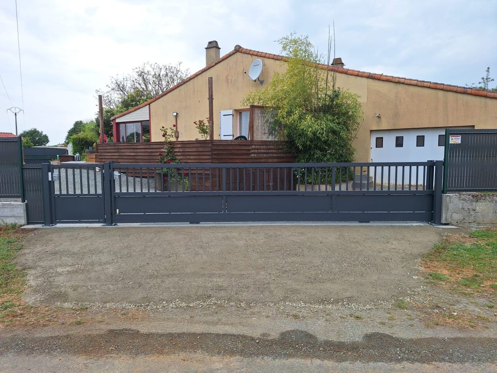 Portail acier Zendzimir coulissant soubassement plain 6.5m x 1.25m